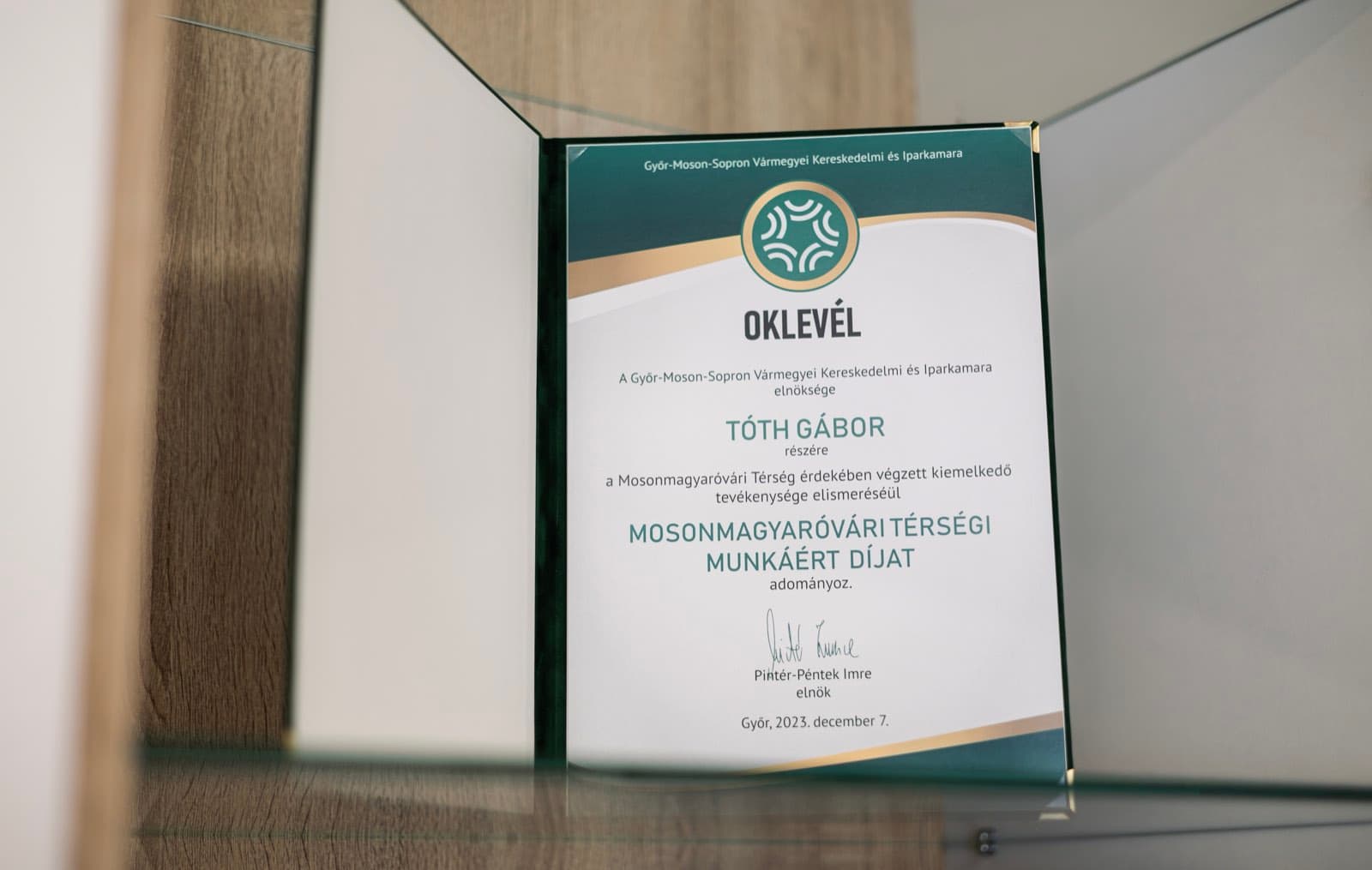 A Mosonmagyaróvári Térségi Munkáért Díj oklevele Tóth Gábor nevére, 2023